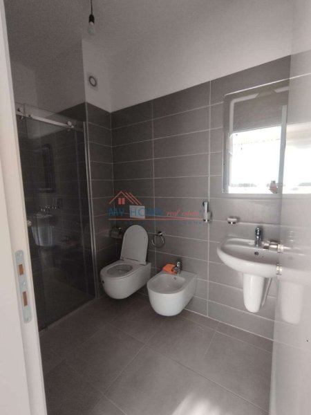 Tirane, jepet me qera apartament 2+1+Ballkon Kati 2, 93 m² 700 € 