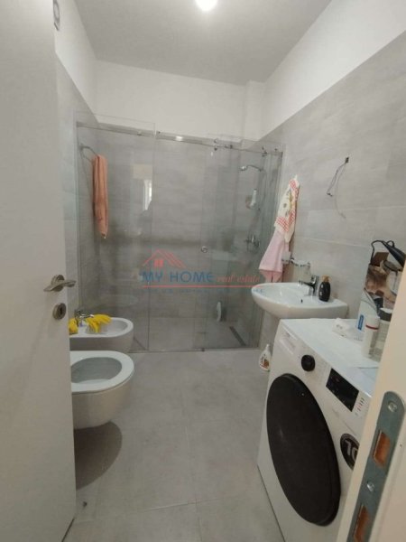 Tirane, jepet me qera apartament 2+1+Ballkon Kati 2, 93 m² 700 € 