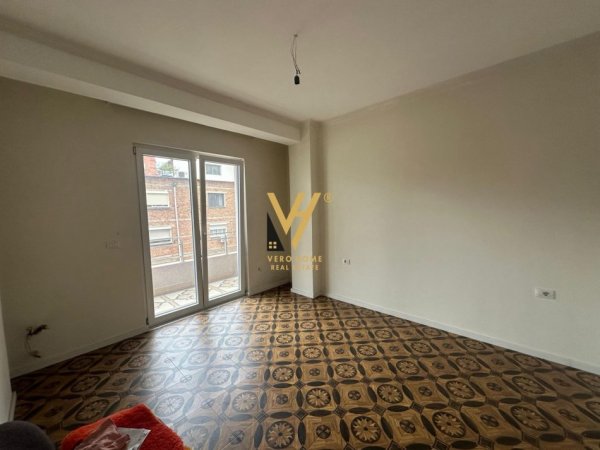 Tirane, jepet me qera zyre Kati 4, 106 m² 700 € (TREGU CAM)