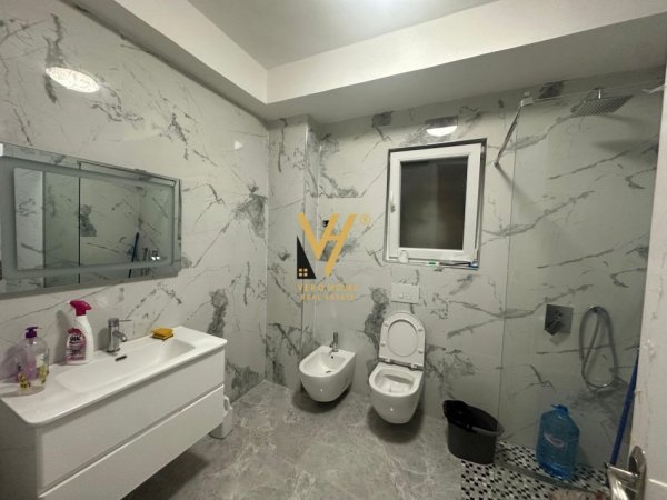 Tirane, jepet me qera zyre Kati 4, 106 m² 700 € (TREGU CAM)
