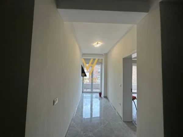 Tirane, jepet me qera zyre Kati 4, 106 m² 700 € (TREGU CAM)