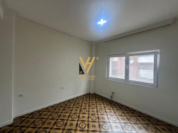 Tirane, jepet me qera zyre Kati 4, 106 m² 700 € (TREGU CAM)