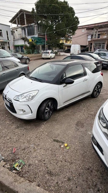 Tirane, shitet makine Nafte, e bardhë manuale Kondicioner 215.000 km 4.900 €