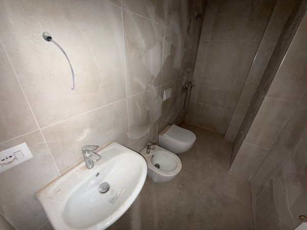 Tirane, jepet me qera zyre Kati 4, 117 m² 1.300 € (Tirana Garden Building)