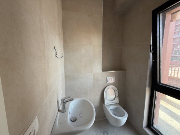 Tirane, jepet me qera zyre Kati 4, 117 m² 1.300 € (Tirana Garden Building)