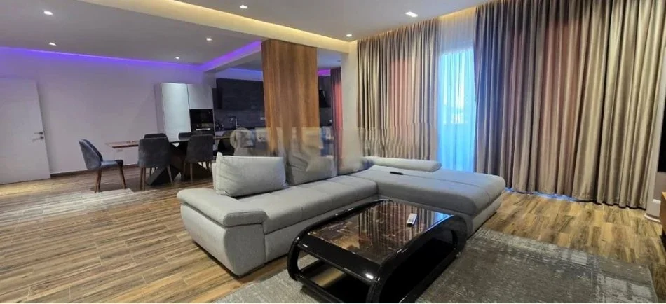 Tirane, jepet me qera apartament 3+1 Kati 8, 170 m² 1.000 € (spitali amerikan3)