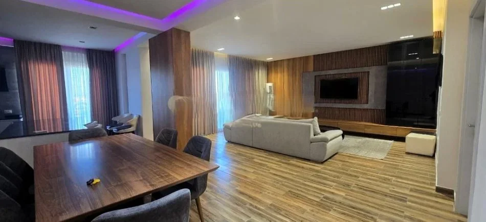 Tirane, jepet me qera apartament 3+1 Kati 8, 170 m² 1.000 € (spitali amerikan3)