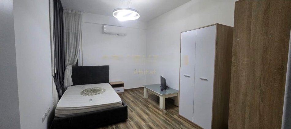Tirane, jepet me qera apartament 3+1 Kati 8, 170 m² 1.000 € (spitali amerikan3)