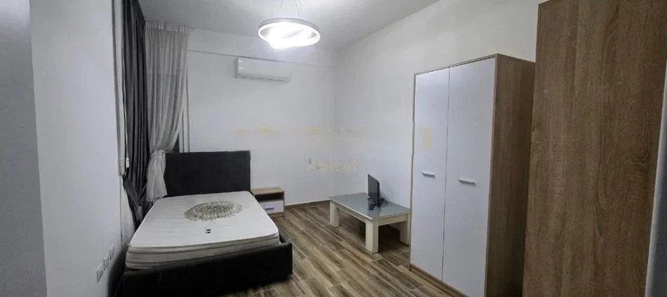 Tirane, jepet me qera apartament 3+1 Kati 8, 170 m² 1.000 € (spitali amerikan3)
