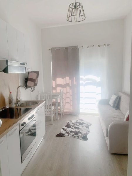 Jepet me Qira Apartament i sapomobiluar në Ali Demi, Kompleksi Mangalem, 400 €URO