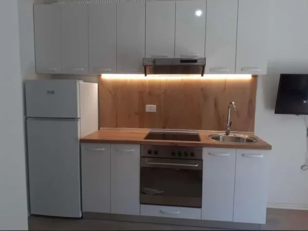 Jepet me Qira Apartament i sapomobiluar në Ali Demi, Kompleksi Mangalem, 400 €URO