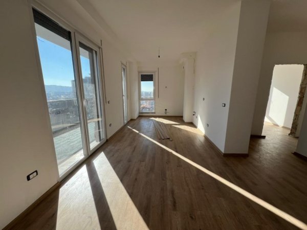 Tirane, shitet apartament 2+1+Ballkon Kati 9, 93 m² 175.750 € (Rruga Egnatia)