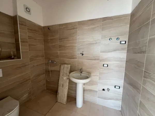 Tirane, shitet apartament 2+1+Ballkon Kati 9, 93 m² 175.750 € (Rruga Egnatia)
