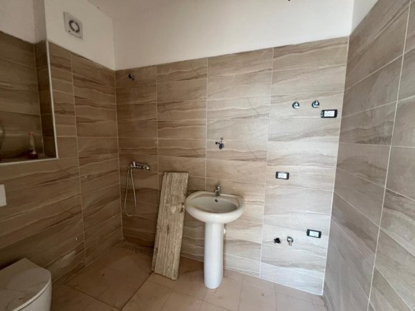 Tirane, shitet apartament 2+1+Ballkon Kati 9, 93 m² 175.750 € (Rruga Egnatia)