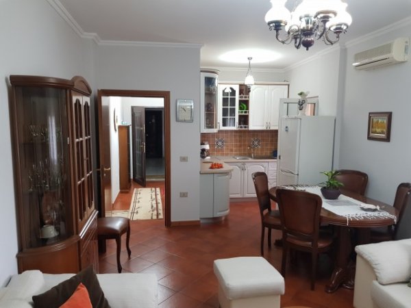 Tirane, jepet me qera apartament 2+1+Ballkon Kati 3, 100 m² 700 € (Blv. Bajram Curri)