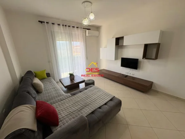 Vlore, jepet me qera apartament 2+1+Ballkon Kati 10, 120 m² 450 € (Rruga Çajupi)