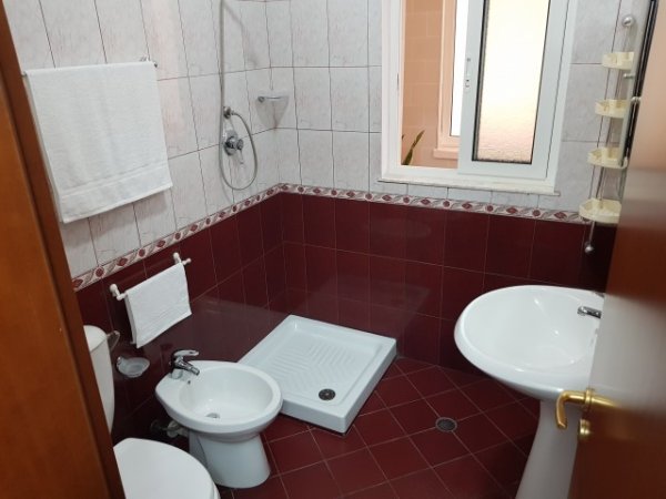 Tirane, jepet me qera apartament 2+1+Ballkon Kati 3, 100 m² 700 € (Blv. Bajram Curri)