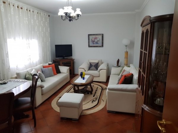 Tirane, jepet me qera apartament 2+1+Ballkon Kati 3, 100 m² 700 € (Blv. Bajram Curri)