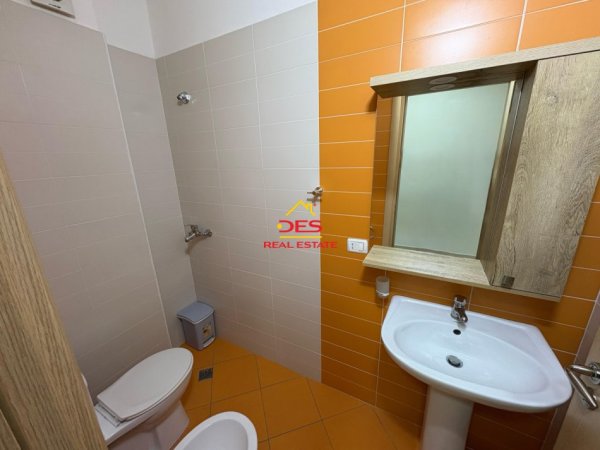 Vlore, jepet me qera apartament 2+1+Ballkon Kati 10, 120 m² 450 € (Rruga Çajupi)