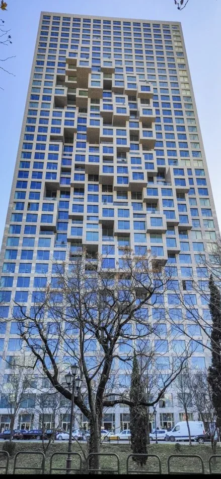 Jepet me qera siperfaqe Open Space 1569 m2 bruto tek Downtown One, 25 euro m2