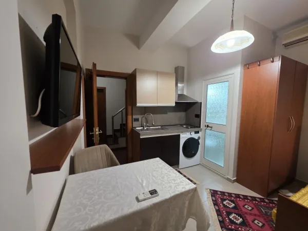 Tirane, jepet me qera garsonier Kati 2,  (Rruga e Kosovareve)