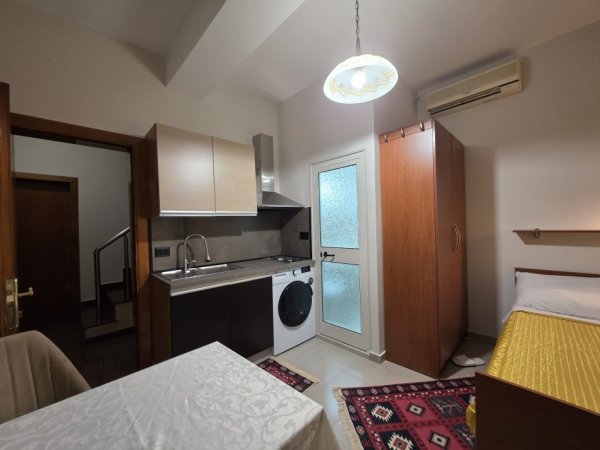 Tirane, jepet me qera garsonier Kati 2, 28 m² 400 € (Rruage Kosovareve)