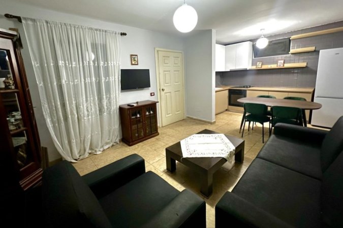 Tirane, jepet me qera shtepi 2+1+Ballkon Kati 1, 159 m² 700 € ( Rruga Naum Veqilharxhi, pranë ish Venue Bar)