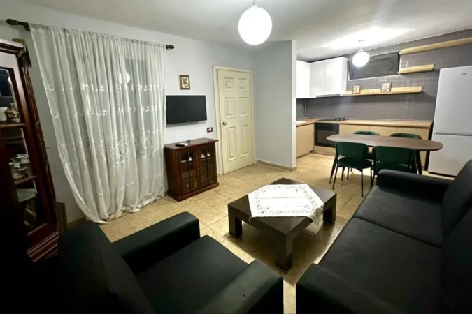 Tirane, jepet me qera shtepi 2+1+Ballkon Kati 1, 159 m² 700 € ( Rruga Naum Veqilharxhi, pranë ish Venue Bar)