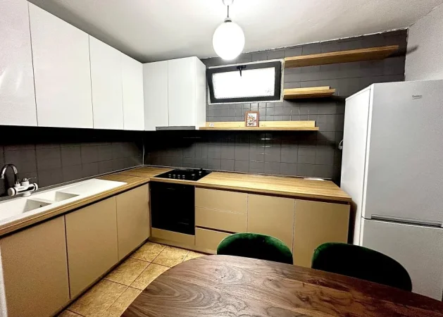 Tirane, jepet me qera shtepi 2+1+Ballkon Kati 1, 159 m² 700 € ( Rruga Naum Veqilharxhi, pranë ish Venue Bar)