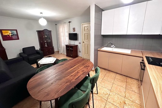 Tirane, jepet me qera shtepi 2+1+Ballkon Kati 1, 159 m² 700 € ( Rruga Naum Veqilharxhi, pranë ish Venue Bar)