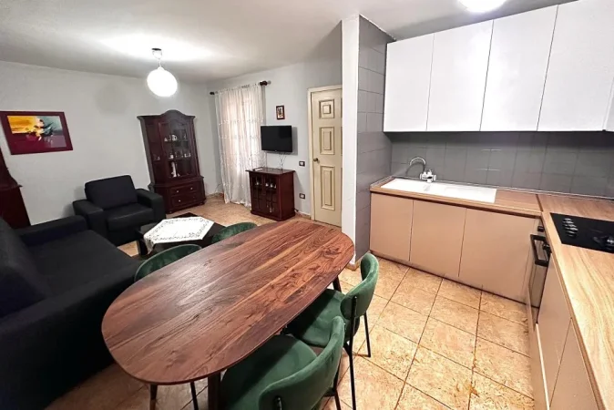 Tirane, jepet me qera shtepi 2+1+Ballkon Kati 1, 159 m² 700 € ( Rruga Naum Veqilharxhi, pranë ish Venue Bar)