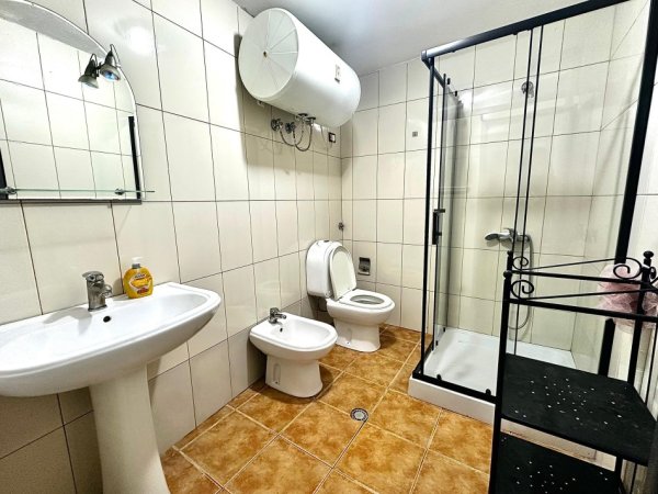 Tirane, jepet me qera shtepi 2+1+Ballkon Kati 1, 159 m² 700 € ( Rruga Naum Veqilharxhi, pranë ish Venue Bar)