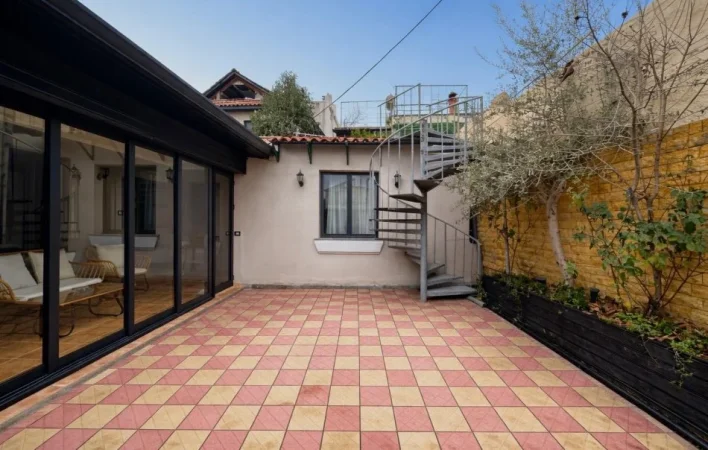 Tirane, jepet me qera shtepi 2+1+Ballkon Kati 1, 159 m² 700 € ( Rruga Naum Veqilharxhi, pranë ish Venue Bar)