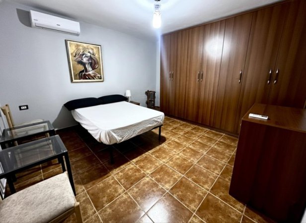 Tirane, jepet me qera shtepi 2+1+Ballkon Kati 1, 159 m² 700 € ( Rruga Naum Veqilharxhi, pranë ish Venue Bar)