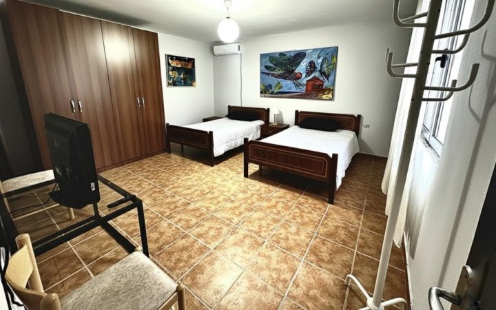 Tirane, jepet me qera shtepi 2+1+Ballkon Kati 1, 159 m² 700 € ( Rruga Naum Veqilharxhi, pranë ish Venue Bar)