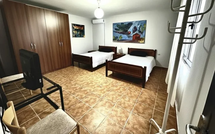 Tirane, jepet me qera shtepi 2+1+Ballkon Kati 1, 159 m² 700 € ( Rruga Naum Veqilharxhi, pranë ish Venue Bar)