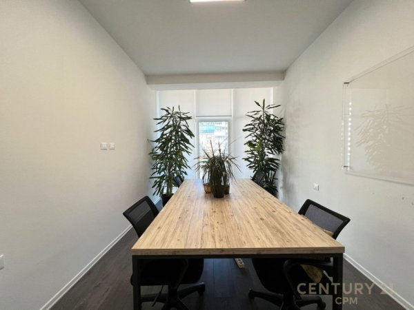 Tirane, jepet me qera ambjent biznesi Kati 3, 130 m² 1.500 € 