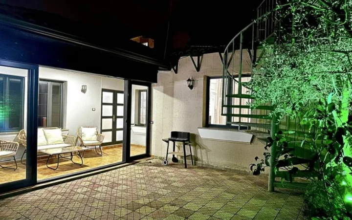 Tirane, jepet me qera shtepi 2+1+Ballkon Kati 1, 159 m² 700 € ( Rruga Naum Veqilharxhi, pranë ish Venue Bar)