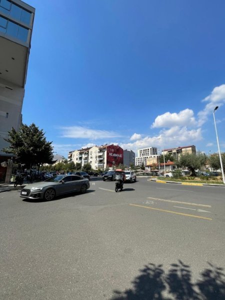 Tirane, shitet dyqan Kati 0, 665 m² 130.000 € (Komuna e Parisit)