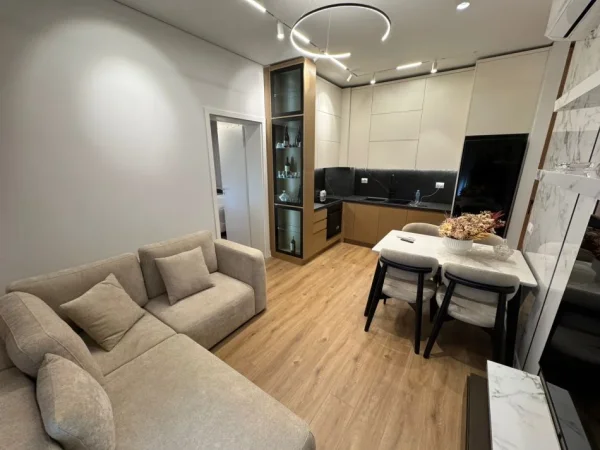 Tirane, jepet me qera apartament 2+1 Kati 2, 600 € 
