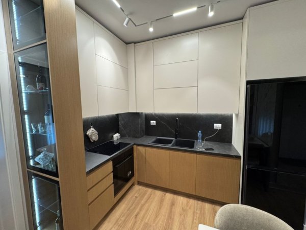 Tirane, jepet me qera apartament 2+1 Kati 2, 600 € 