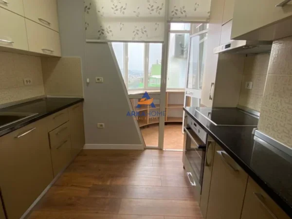 Tirane, jepet me qera apartament 1+1+Ballkon Kati 13, 125 m² 1039 €