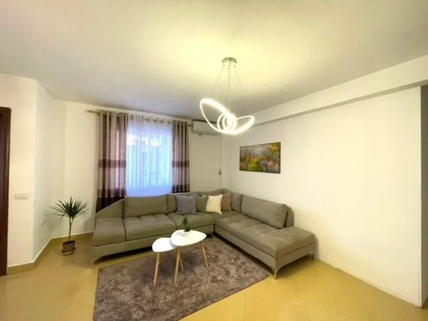 Jepet me Qira Apartament 2+1 me ballkon, në Katin e 4-t, në Bulevardin Zogu I, 200 m nga Sheshi Skënderbej ,   750 €uro