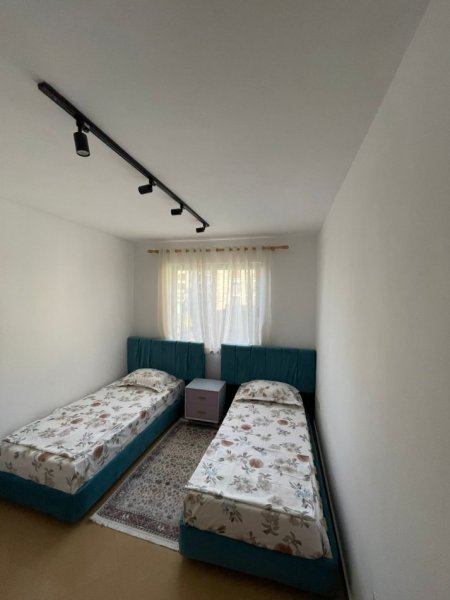 Jepet me Qira Apartament 2+1 me ballkon, në Katin e 4-t, në Bulevardin Zogu I, 200 m nga Sheshi Skënderbej ,   750 €uro