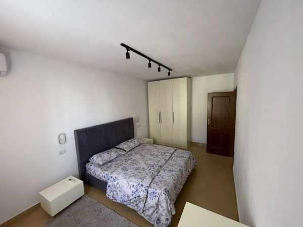 Jepet me Qira Apartament 2+1 me ballkon, në Katin e 4-t, në Bulevardin Zogu I, 200 m nga Sheshi Skënderbej ,   750 €uro
