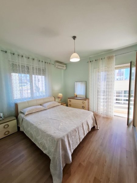 Tirane, jepet me qera apartament 2+1+Ballkon Kati 2, 115 m² 800 € (KOPSHTI ZOOLOGJIK)