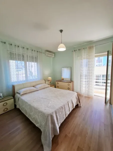 Tirane, jepet me qera apartament 2+1+Ballkon Kati 2, 115 m² 800 € (KOPSHTI ZOOLOGJIK)