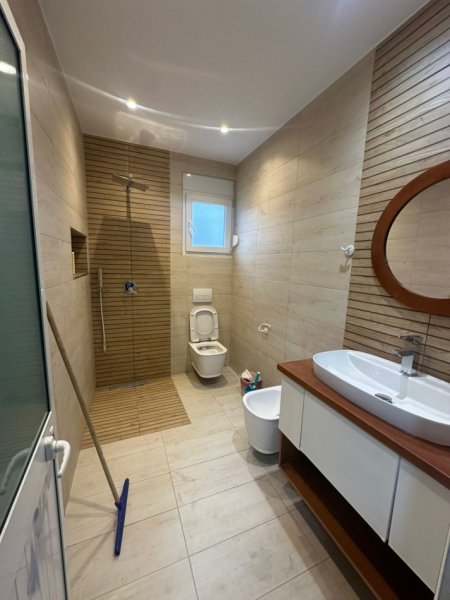 Tirane, jepet me qera shtepi 2+1+Ballkon Kati 0, 90 m² 600 € (Don Bosko)