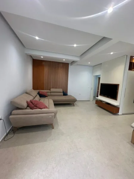 Tirane, jepet me qera shtepi 2+1+Ballkon Kati 0, 90 m² 600 € (Don Bosko)