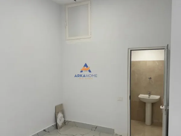 Tirane, jepet me qera dyqan Kati 0, 38 m² 900 € 